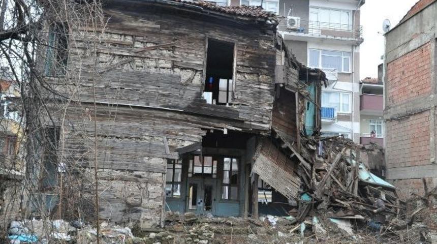 Tarihi Bina Zamana Yenik D&uuml;şt&uuml;