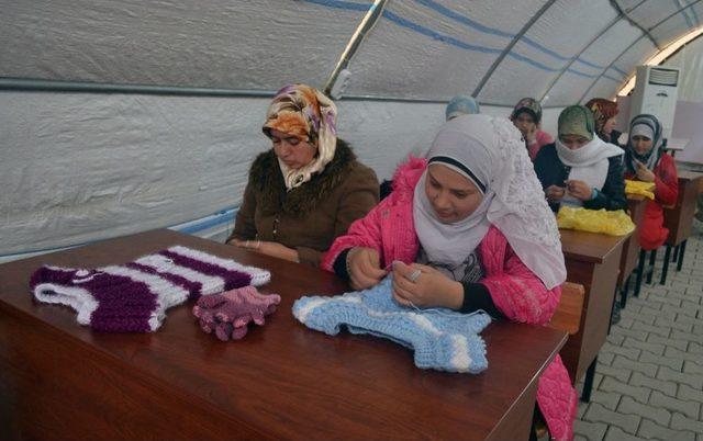 Suriyeli Kadınlar El Işi Kurslarıyla Hayata Tutunuyor