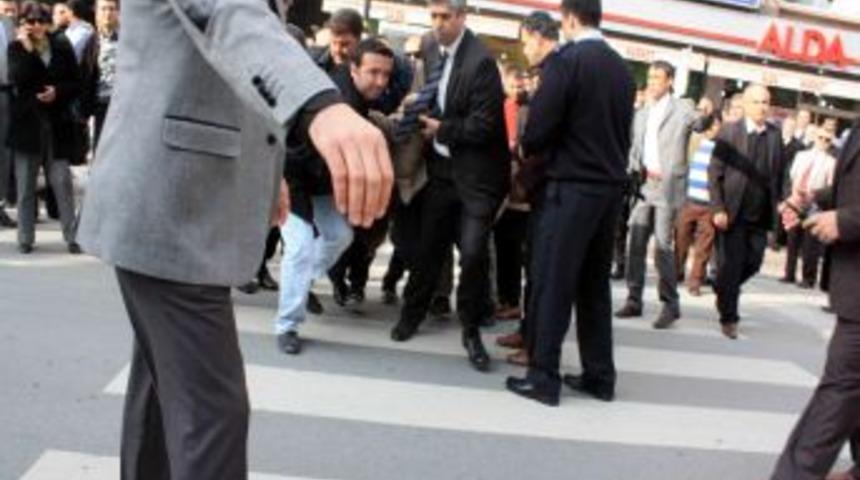 Bakan &Ccedil;ağlayan'a Yumurta Atmak Isteyen 6 Kişi G&ouml;zaltına Alındı