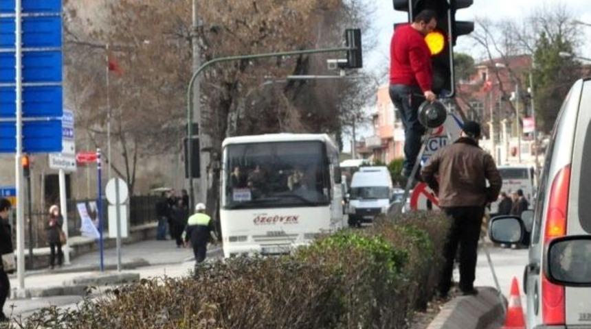 Trafik Işıkları Trafiği Kilitledi