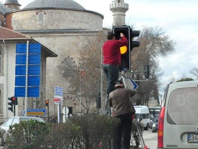 Trafik Işıkları Trafiği Kilitledi