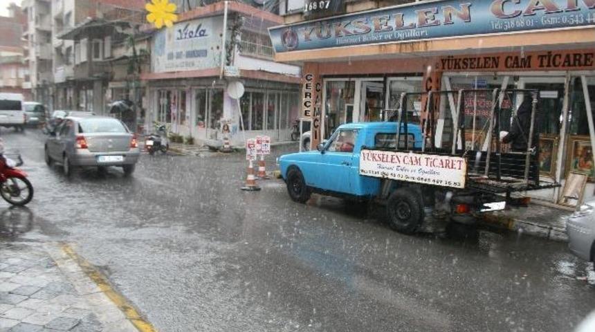Söke'de Sağnak Yağış Hayatı Olumsuz Etkiledi