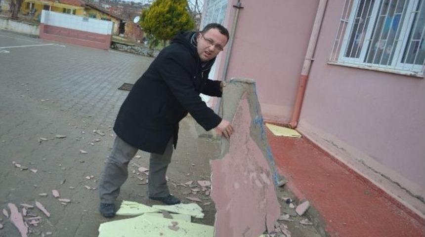 Kula'da Yeni Okulun Sıvaları 3 Yılda D&ouml;k&uuml;ld&uuml;