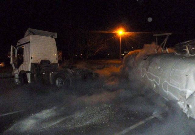 Oksijen Y&uuml;kl&uuml; Tanker Devrildi: 1 Yaralı 1