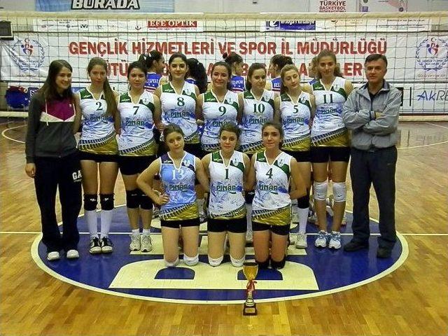 Gen&ccedil; Bayanlar Voleybolda Balıkesir Belediye Şampiyon 1