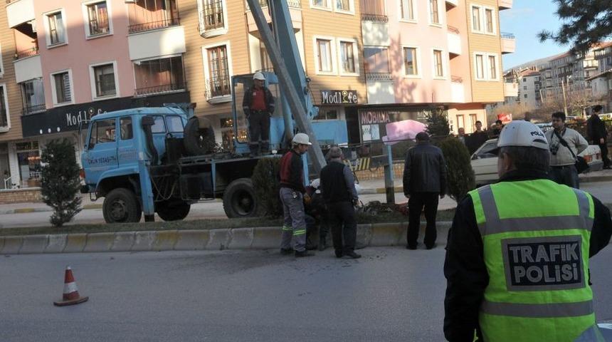 Bayan S&uuml;r&uuml;c&uuml; Elektrik Direğine &Ccedil;arptı: 5 Yaralı