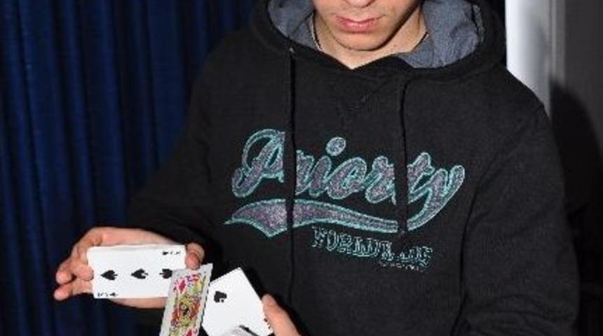 &Ccedil;ağın, Mentalizm Ve Metal B&uuml;kmede Herkesi Şaşırtıyor