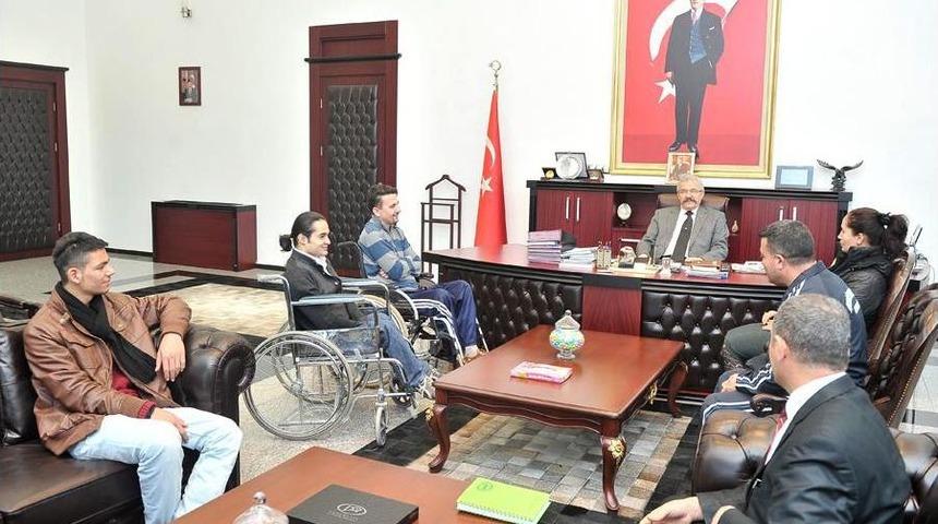 D&uuml;zi&ccedil;i Engelliler Spor Kul&uuml;b&uuml; Y&ouml;neticileri, Vali Cerrah&rsquo;ı Ziyaret Etti