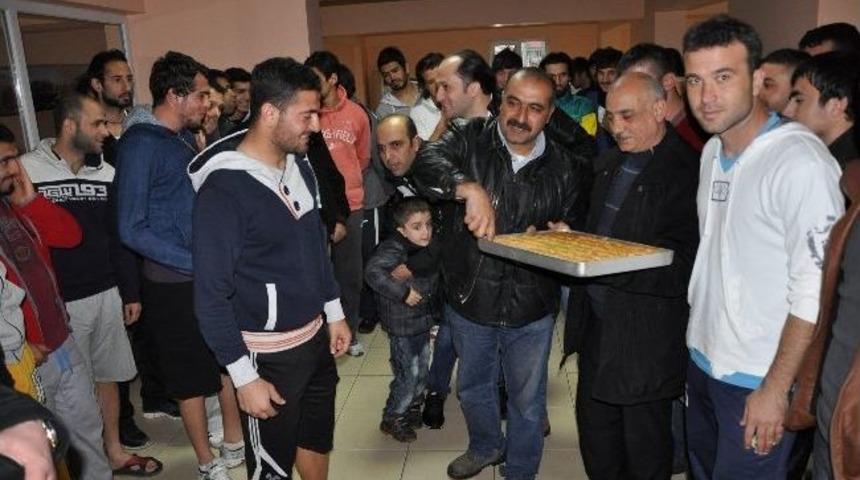 Nazilli Belediyespor Taraftarından Baklavalı Destek