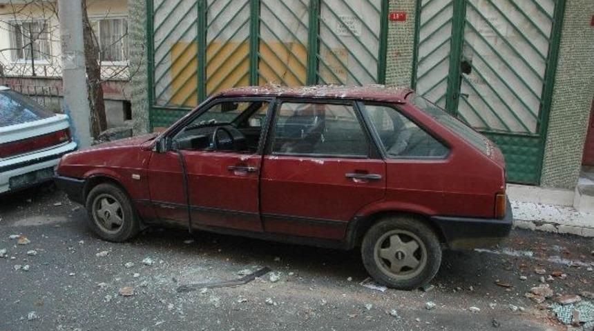 Apartmandan D&ouml;k&uuml;len Beton Par&ccedil;aları Park Halindeki Otomobilin &Uuml;zerine D&uuml;şt&uuml;