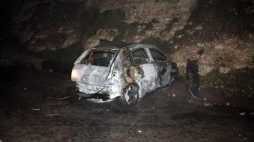 Ka&ccedil;tığı Polisler, Kendisini Yanan Aracın I&ccedil;inden Kurtardı