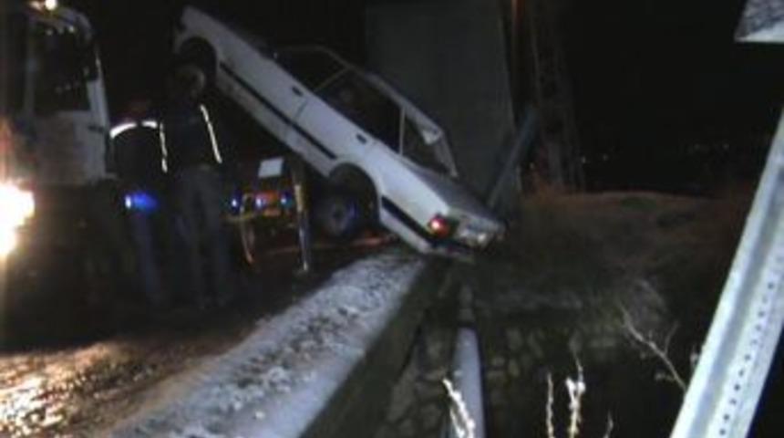 Uşak&rsquo;ta Ara&ccedil; Dereye U&ccedil;tu: 1 &Ouml;l&uuml;, 1 Yaralı