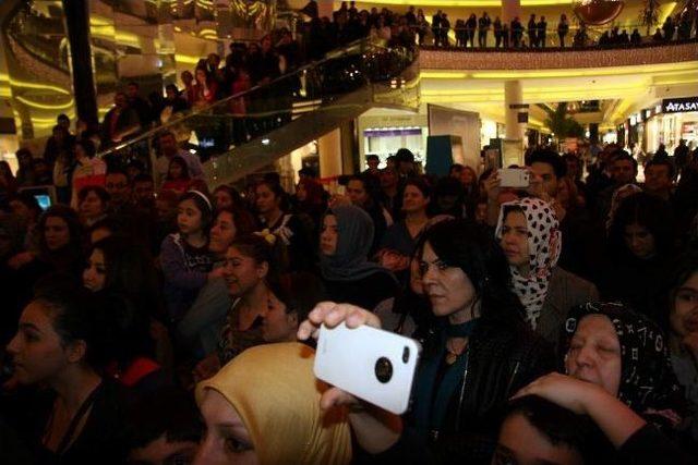 &Uuml;nl&uuml; Oyuncu Ve Y&ouml;netmenden H&uuml;k&uuml;met Kadın Filmine A&ccedil;ılan Davaya Esprili Cevap 1