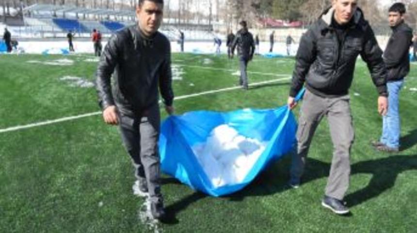 Futbol Aşkıyla 300 Kişi Kazma K&uuml;reğe Sarıldı