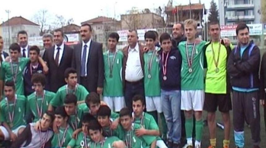 D&uuml;zce Belediyespor U-17&rsquo;de Şampiyon