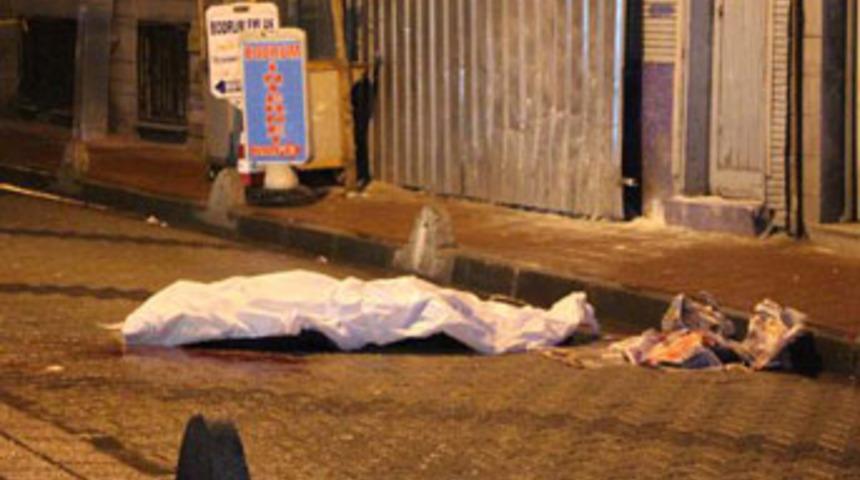 Babasını sokakta bı&ccedil;aklayarak &ouml;ld&uuml;rd&uuml;