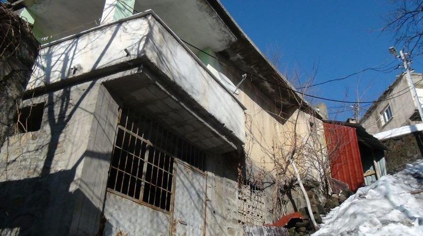 Boyun Ailesinin B&uuml;y&uuml;kleri Sıcak Bir Ev, &Ccedil;ocukları Ise Okula Gitmek Istiyor