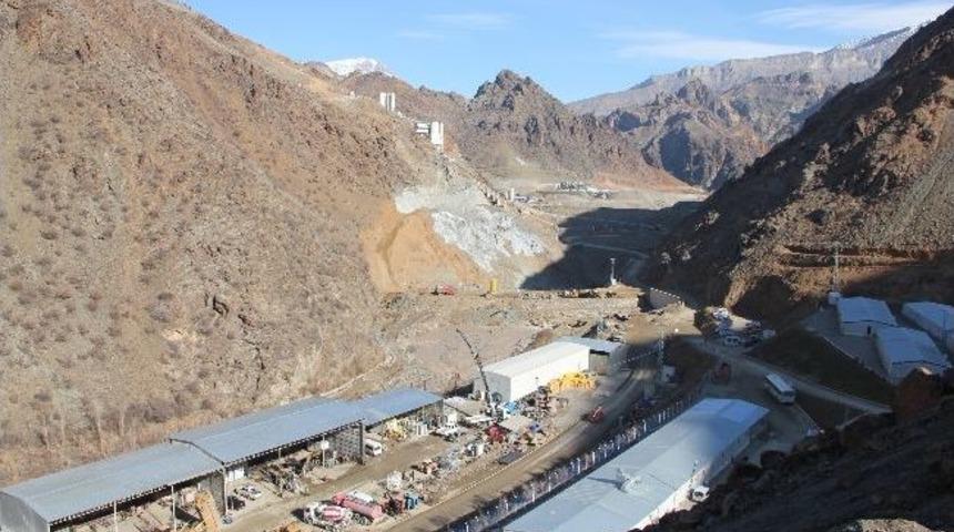 Oltu'da Yapımı Devam Eden Ayvalı Barajı, Yüzlerce Kişiye Ekmek Kapısı Oldu