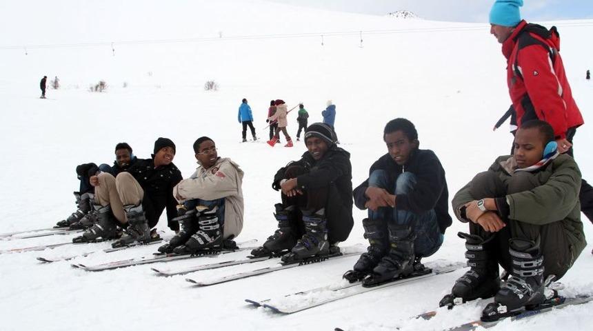 Somalili &Ouml;ğrenciler Ilk Defa G&ouml;rd&uuml;kleri Karda Kayak &Ouml;ğreniyor