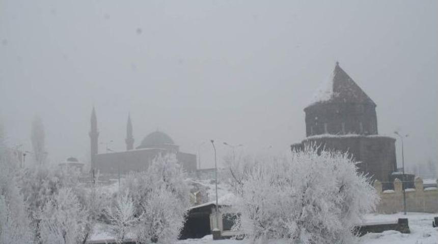Kars`ta Kırağı Tutan Ağa&ccedil;lar Kartpostallık G&ouml;r&uuml;nt&uuml;ler Oluşturdu