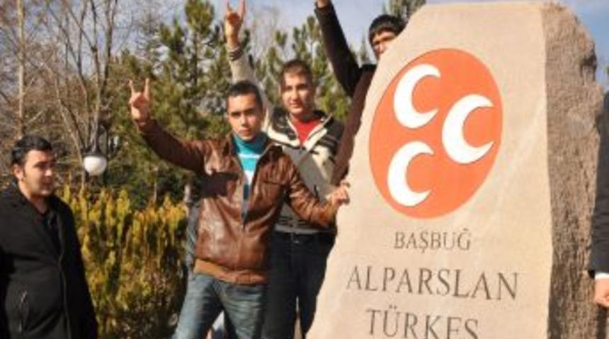 MHP'li Gen&ccedil;ler Kurultay &Ouml;ncesi T&uuml;rkeş'in Kabrine Akın Etti
