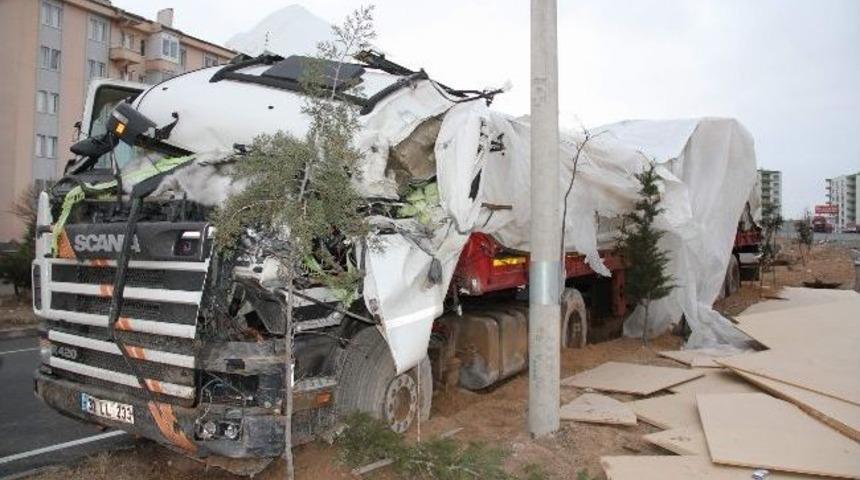 Yoldan &Ccedil;ıkan Tır Orta Ref&uuml;je &Ccedil;arparak Durabildi