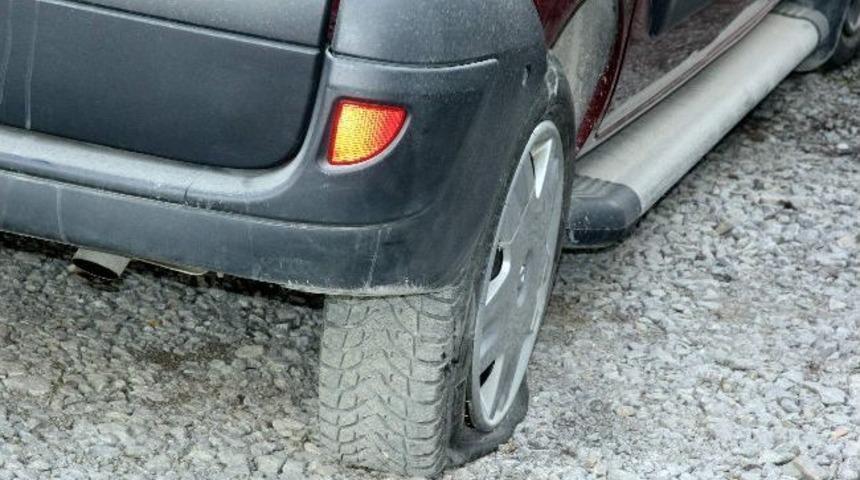 Otoparktaki 11 Aracın Lastikleri Kesildi