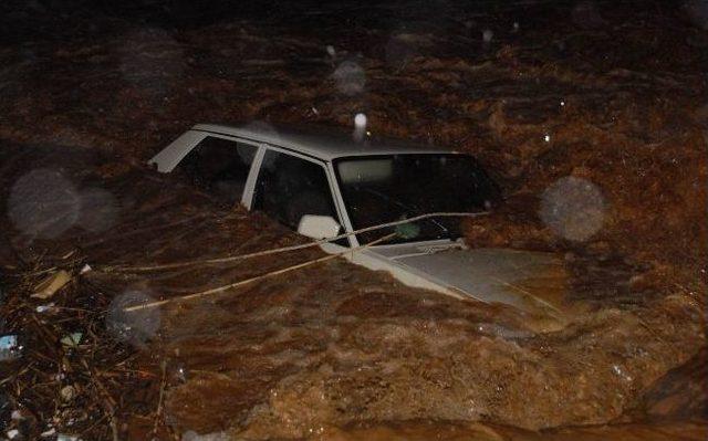 Sele Kapılan Otomobilin S&uuml;r&uuml;c&uuml;s&uuml; Kurtarıldı 3