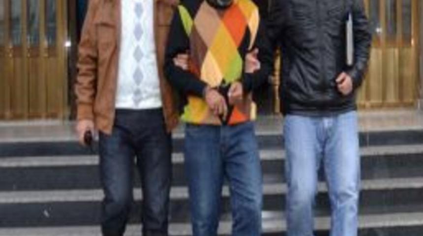 Tarsus&rsquo;ta Otomobili Soyan Ş&uuml;pheli Mersin'de Yakalandı