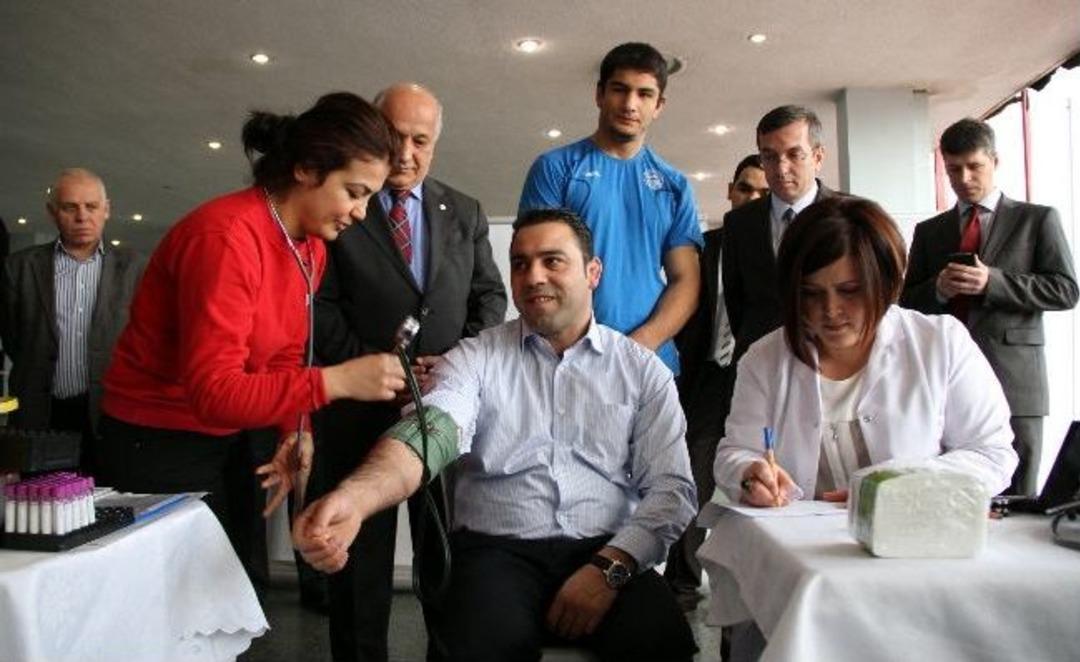 G&uuml;reş&ccedil;ilerden Kızılay'a Kan Bağışı