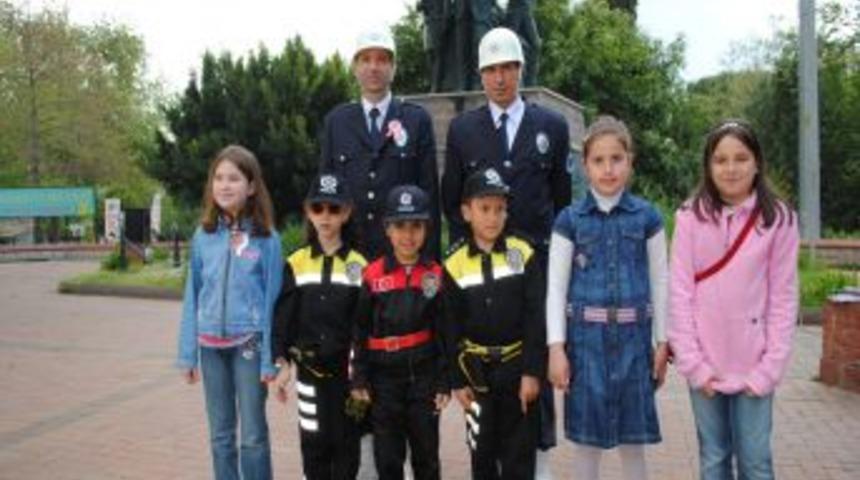 &Ouml;ğrencilere Ağabeylik Ablalık Yapan Polisler Su&ccedil;a Bulaşmalarını &Ouml;nl&uuml;yor