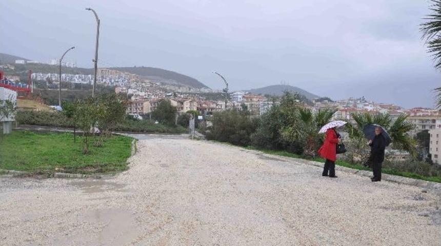 Atat&uuml;rk'&uuml;n Kuşadası'na Gelişinin 89. Yıld&ouml;n&uuml;m&uuml; Etkinliklerine Yağmur Engeli