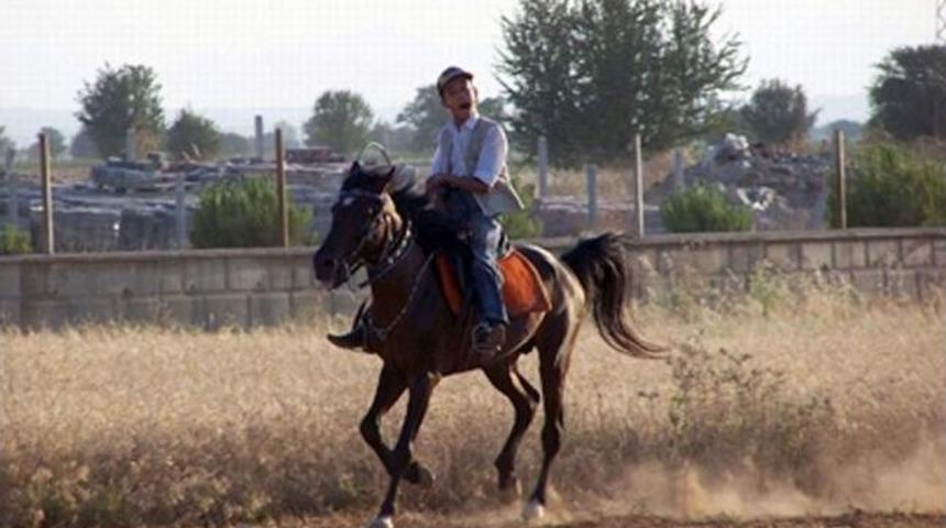 Engelli Oğlunu İyileştiren Atı Satışa &Ccedil;ıkarıyor