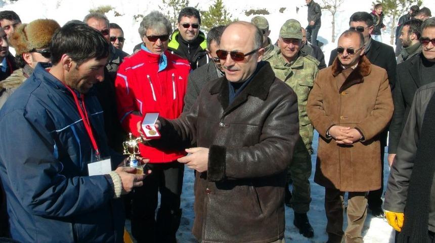 Buz Tutan G&ouml;lde At Ş&ouml;leni D&uuml;zenlendi