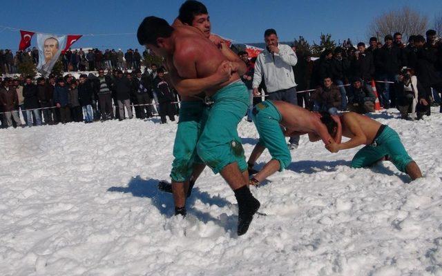 Buz Tutan Gölde At Şöleni Düzenlendi