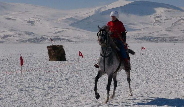 Buz Tutan Gölde At Şöleni Düzenlendi