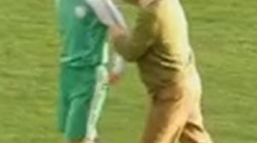 Kırmızı Kart G&ouml;ren Oyuncuyu Sahadan Tokatlayarak &Ccedil;ıkardı