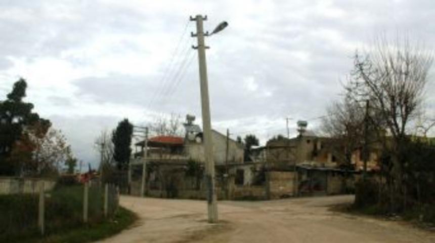 Yol Ortasında Kalan Direk Tehlike Sa&ccedil;ıyor