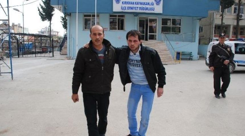 Dolandırıp &lsquo;değnekle&rsquo; d&ouml;vd&uuml;ler