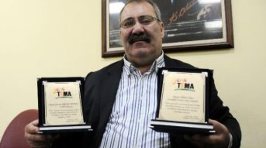 &Ccedil;zo Başkanı Ulus'a &Ouml;d&uuml;l