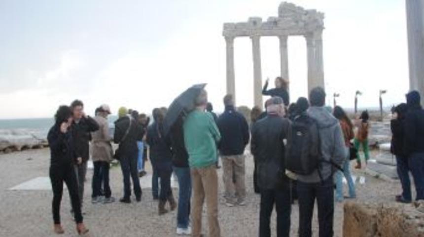 Kongre I&ccedil;in Gelen Akademisyenler Arkeolojik Varlıkları Da Yakından Tanıyor