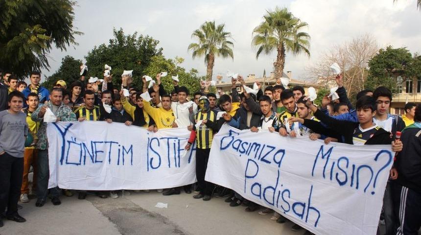 Fenerbah&ccedil;e Kafilesi, 'Diktat&ouml;rl&uuml;ğe Hayır, Aziz&rdquo; Pankartları Ile Karşılandı