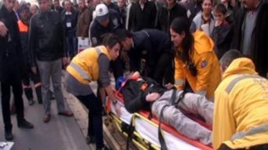 Otomobil Motosiklete &Ccedil;arptı: 2 Yaralı