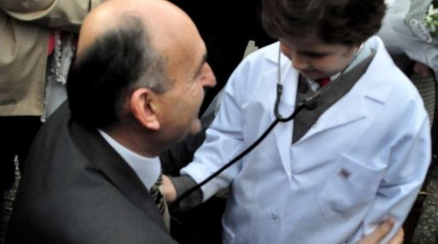 Sağlık Bakanı M&uuml;ezzinoğlu&rsquo;na İlk Muayene Minik Oğuz Efe&rsquo;den