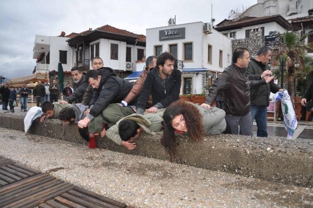 İtalyan Askerlerinin Başına &Ccedil;uval Ge&ccedil;irme Girişimi