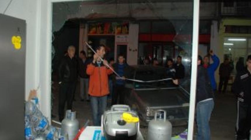 Kontrolden &Ccedil;ıkan Otomobil, Beyaz Eşya D&uuml;kk&acirc;nına Daldı