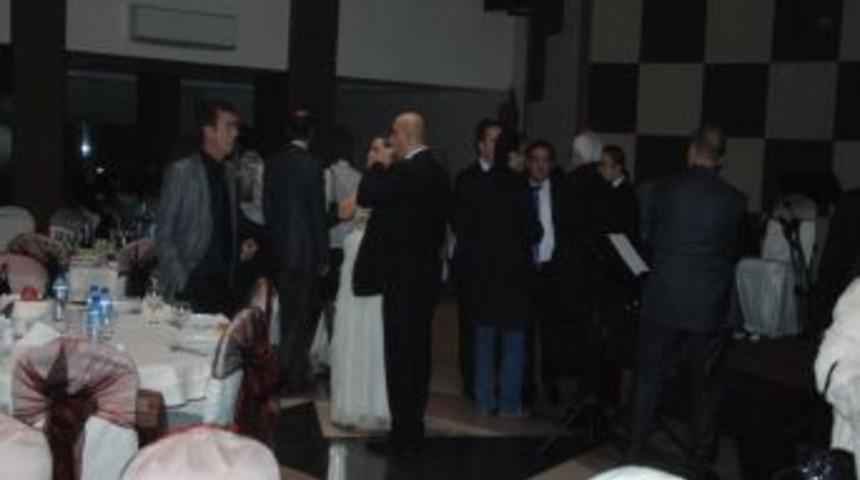 Bomba Ihbarı Yapılan Restoran Da Polisler Arama Yaptı