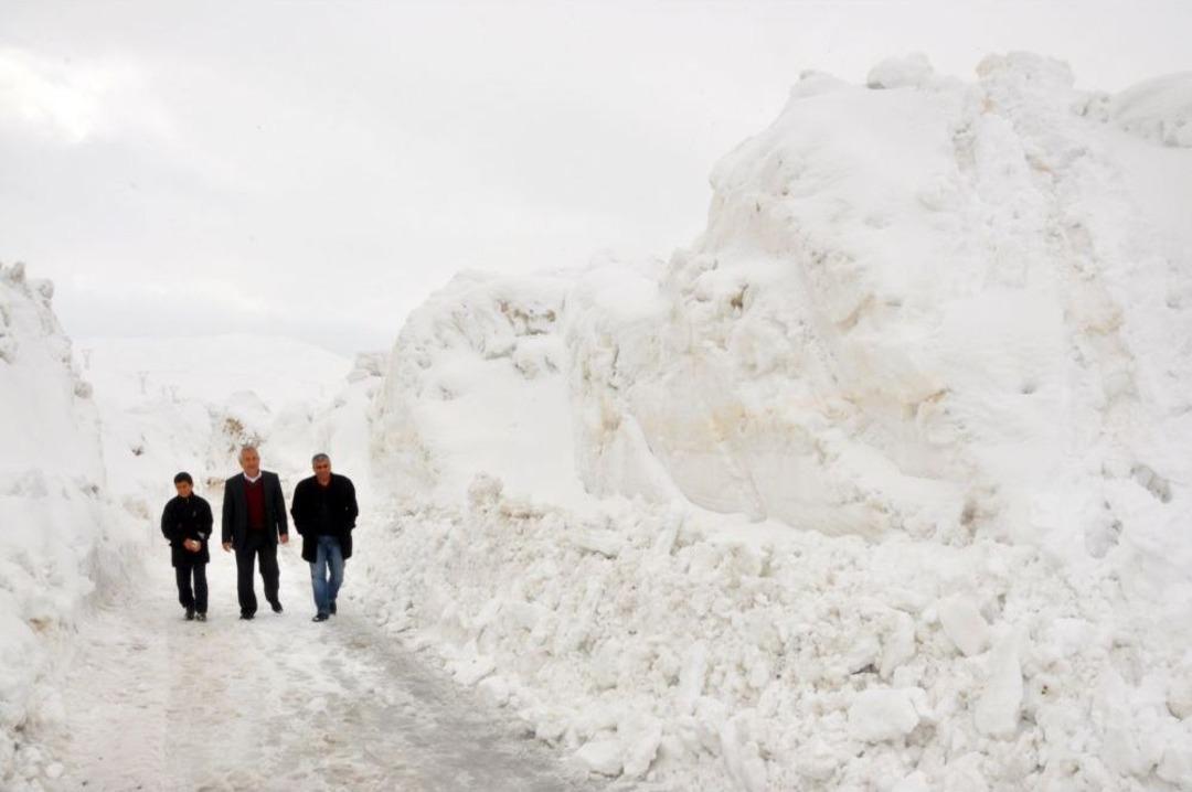 Bitlis&rsquo;in Doğusunda Kış, Batısında Yaz Mevsimi Yaşanıyor
