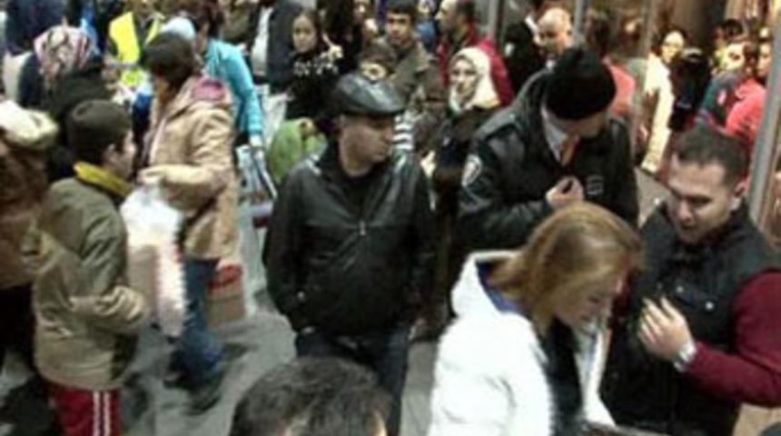 AVM'de ş&uuml;pheli paket paniği