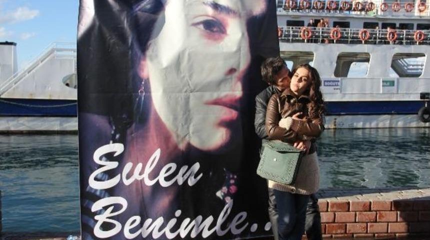 &Ccedil;ılgın Aşıktan Feribota Pankart